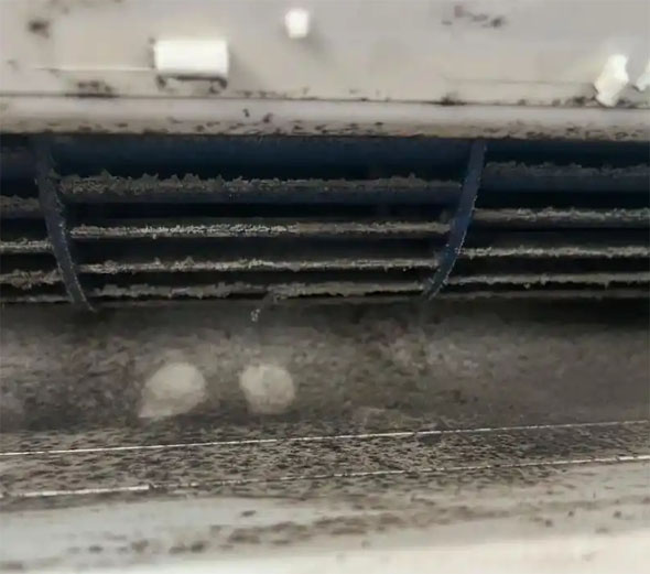 武陟空调吹的风有股烧焦味是怎么回事